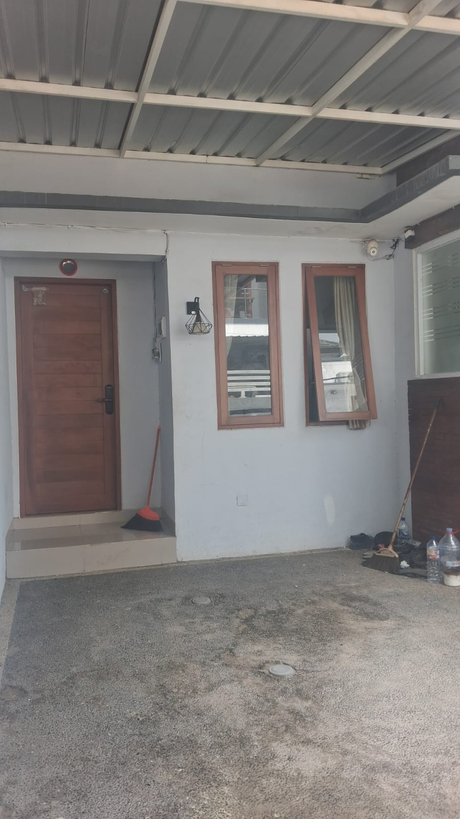 Properti terdaftar untuk dijual atau disewa - Rumah Dua Lantai Dekat Bypass Ngurah Rai Dan Lottemart Denpasar Selatan