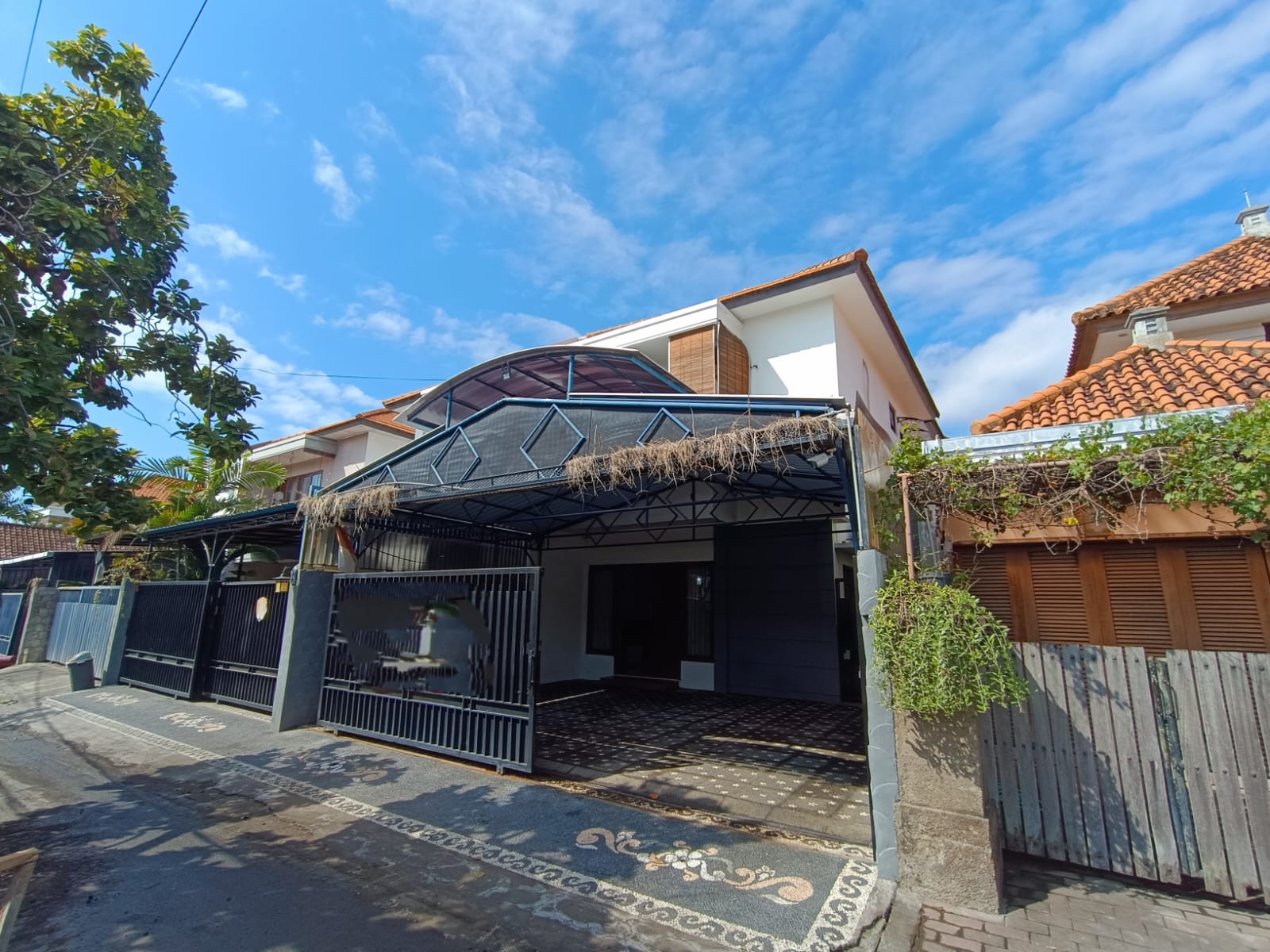 Properti terdaftar untuk dijual atau disewa - Rumah Modern 2 Lantai Hanya 5 Menit Ke Plaza Renon 