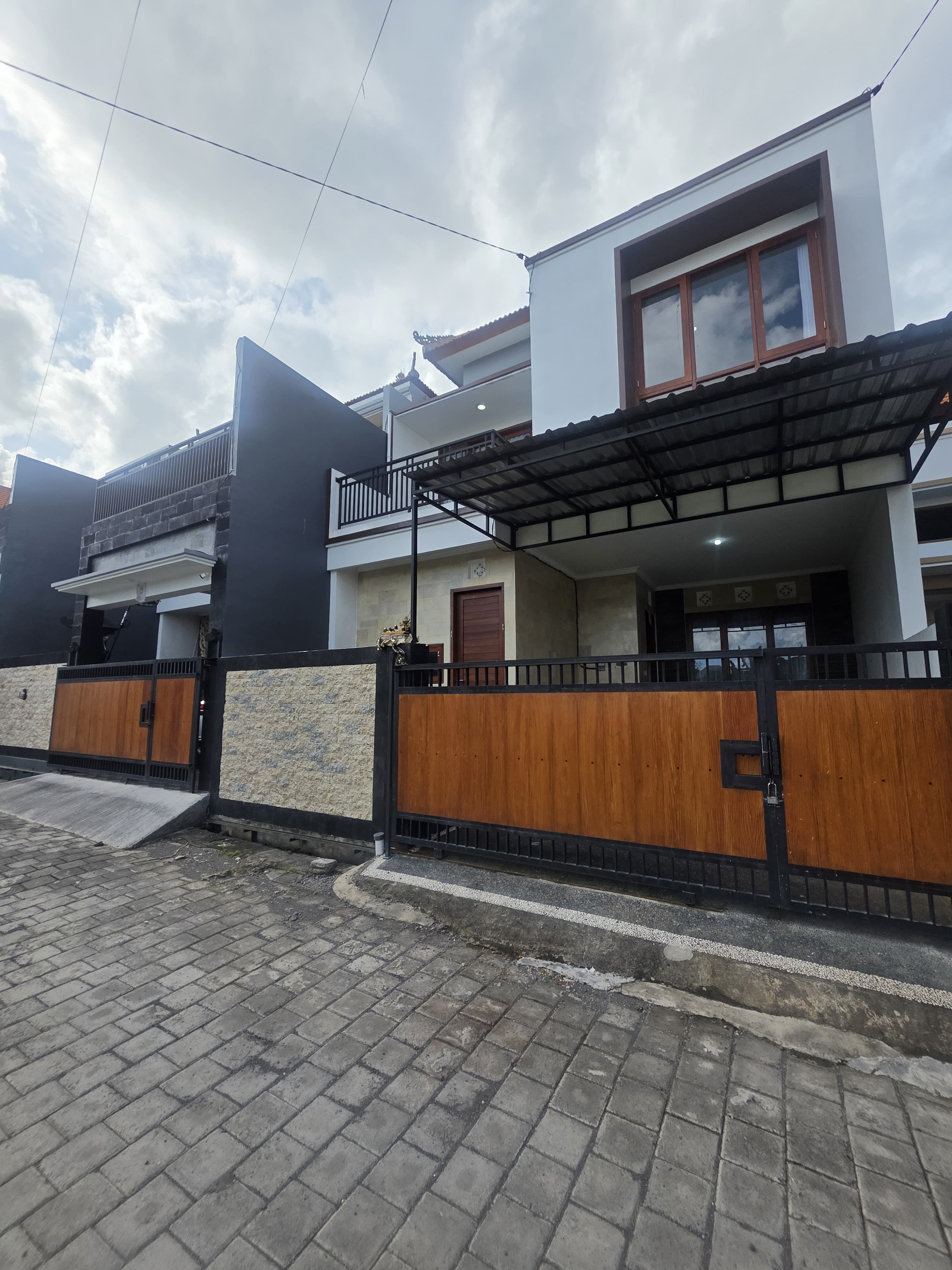 Properti terdaftar untuk dijual atau disewa - Rumah 2 Lantai Lokasi Strategis Gatsu Timur – Shm, Semi Furnish 