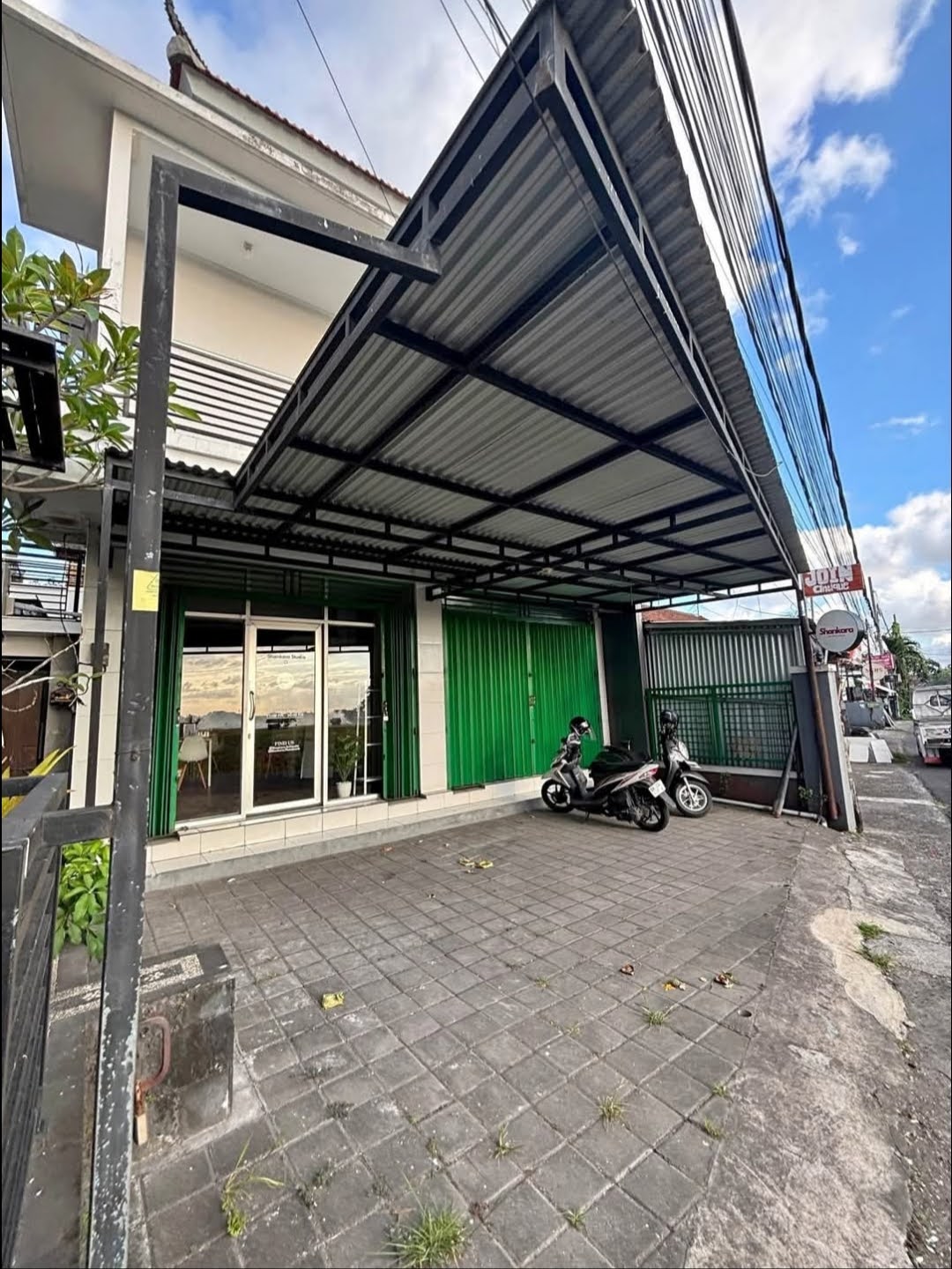 Properti terdaftar untuk dijual atau disewa - Disewakan Ruko Strategis Di Kerobokan Kaja Jalur Ramai Siap Pakai