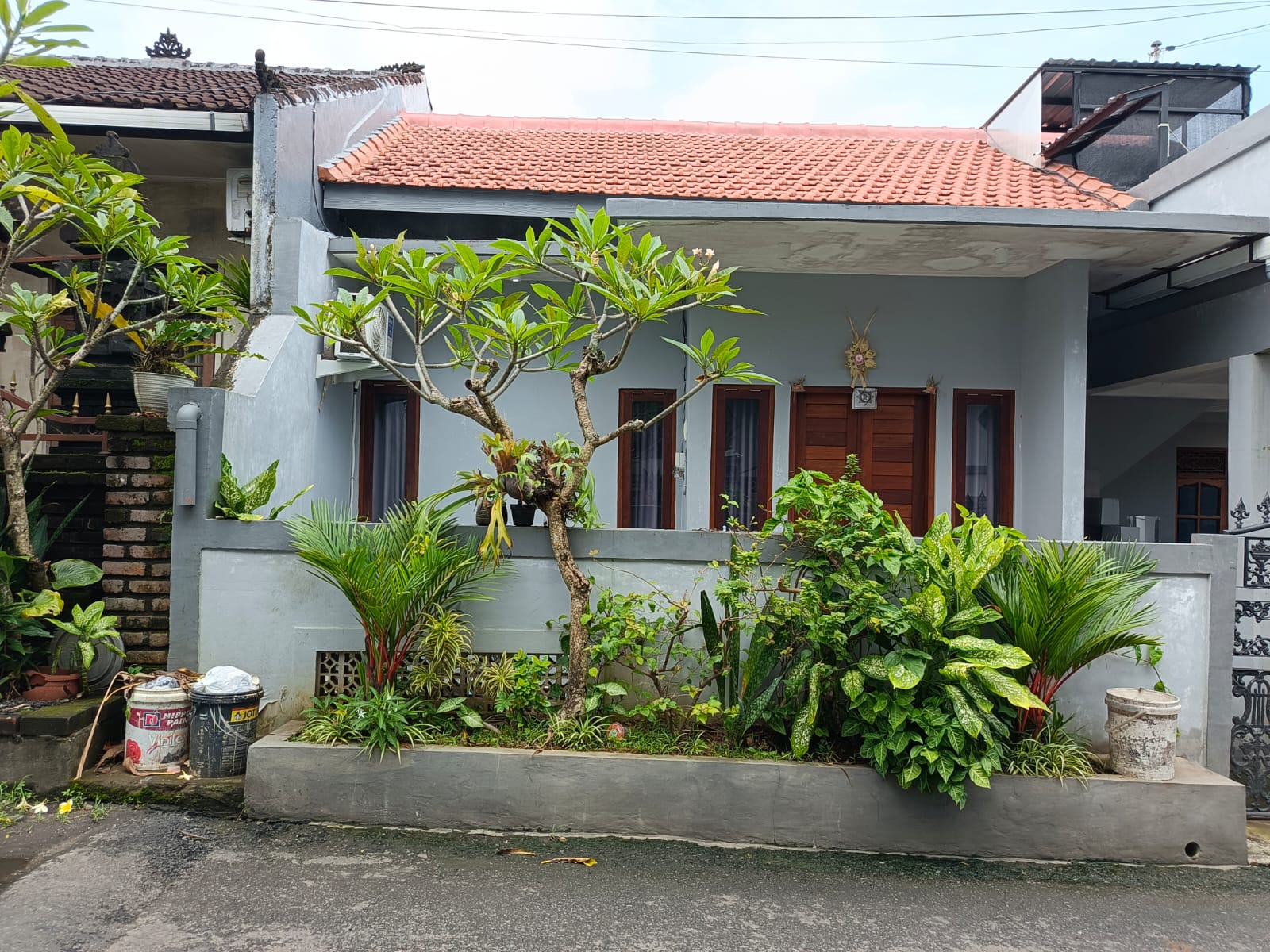 Properti terdaftar untuk dijual atau disewa - Disewakan Rumah 2 Lantai Hook Di Taman Griya Jimbaran – Akses 2 Mobil, Cocok Untuk Hunian Keluarga 