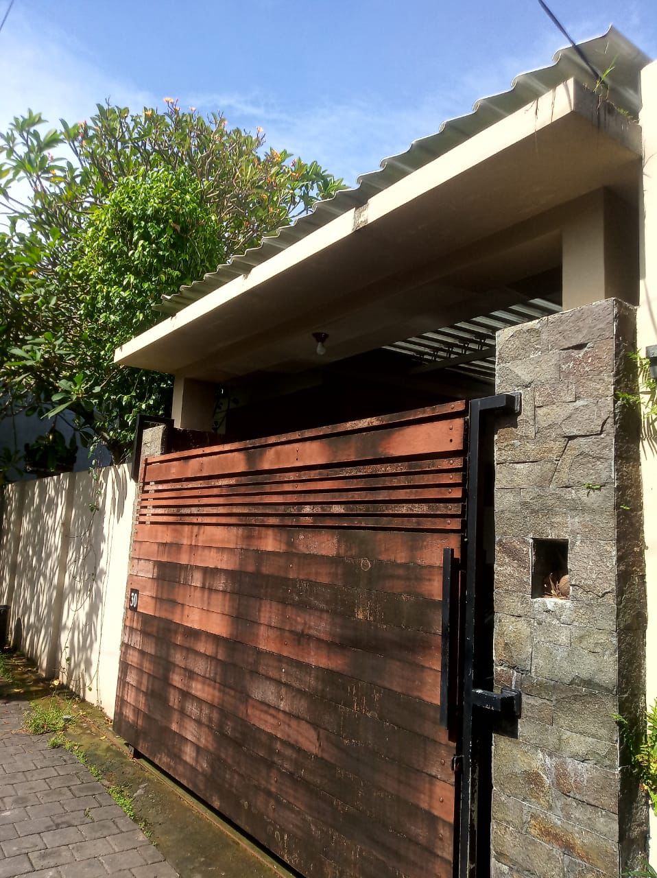 Properti terdaftar untuk dijual atau disewa - Dijual Rumah Minimalis Nuansa Villa Lokasi Strategis Tukad Petanu Panjer Denpasar