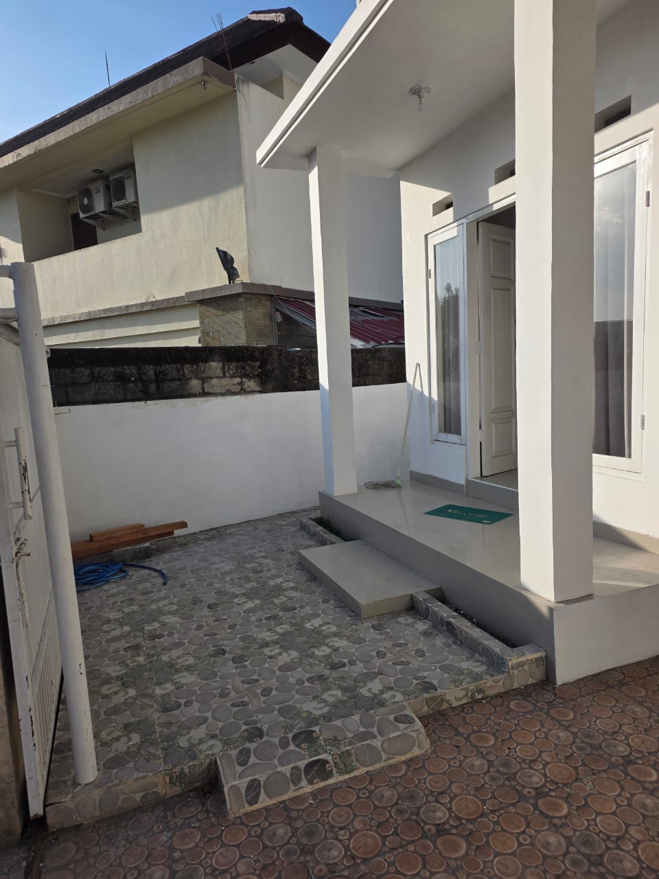 Properti terdaftar untuk dijual atau disewa - Rumah Minimalis Modern 2 Lantai Di Taman Griya Jimbaran Lokasi Favorit Siap Huni