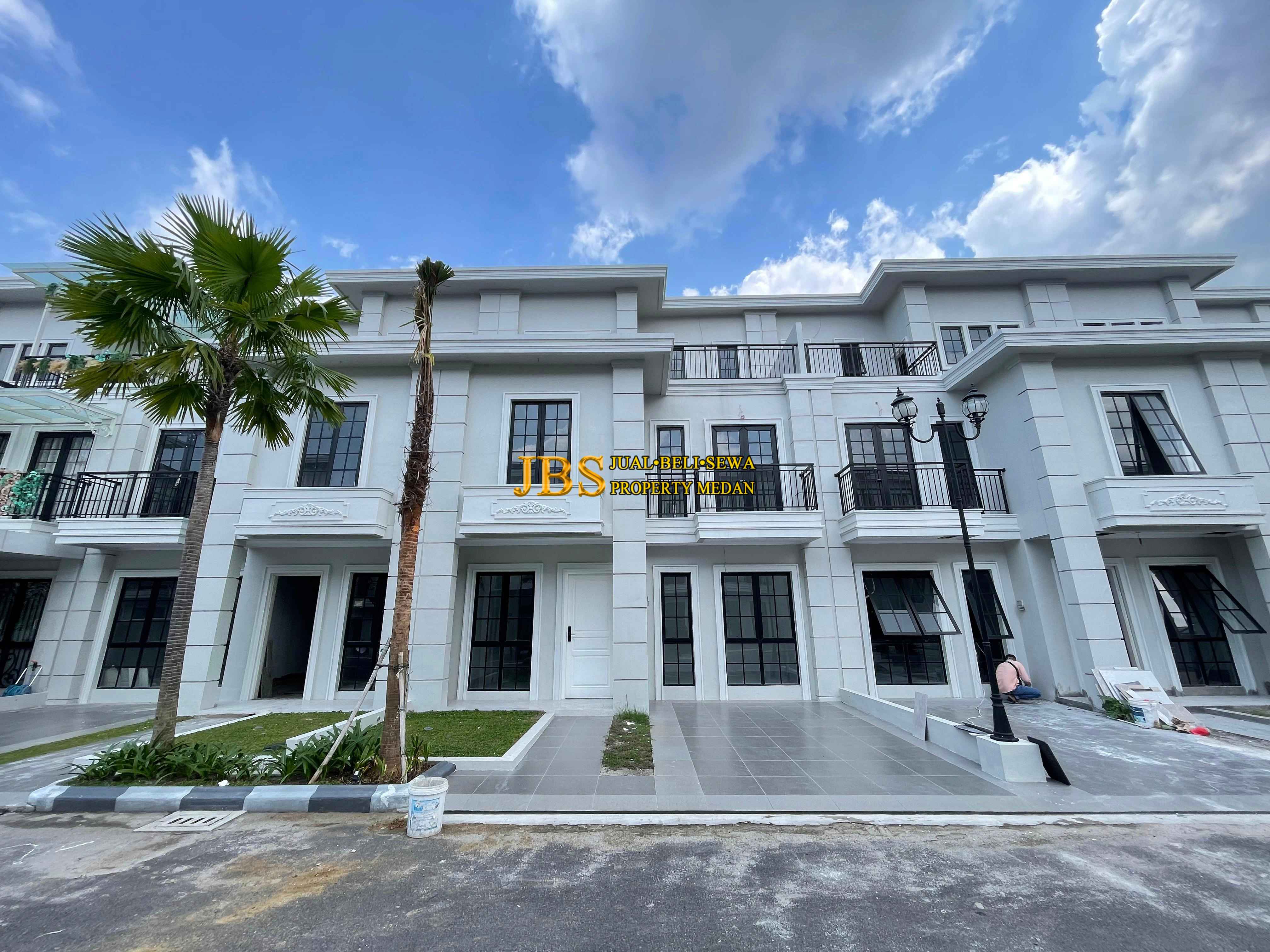 Properti terdaftar untuk dijual atau disewa - Villa Siap Huni Dijual Di Komplek Jewel Park Jalan Starban - Polonia