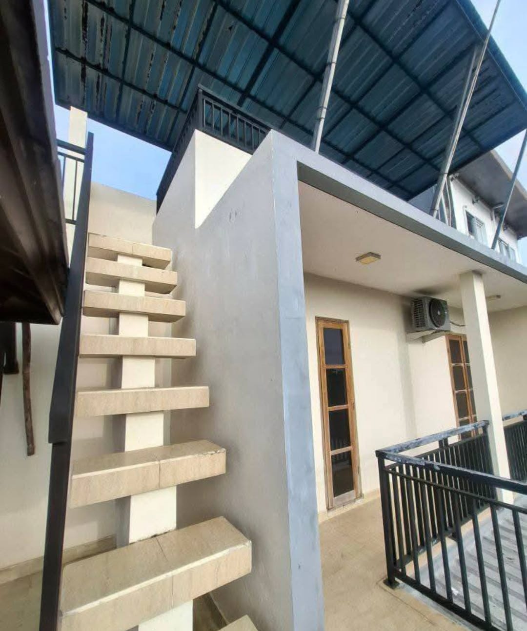 Properti terdaftar untuk dijual atau disewa - Rumah 3 Lantai Full Furnish Di Terrace Residence Jimbaran – 5 Kamar, Lingkungan Eksklusif & Siap Huni