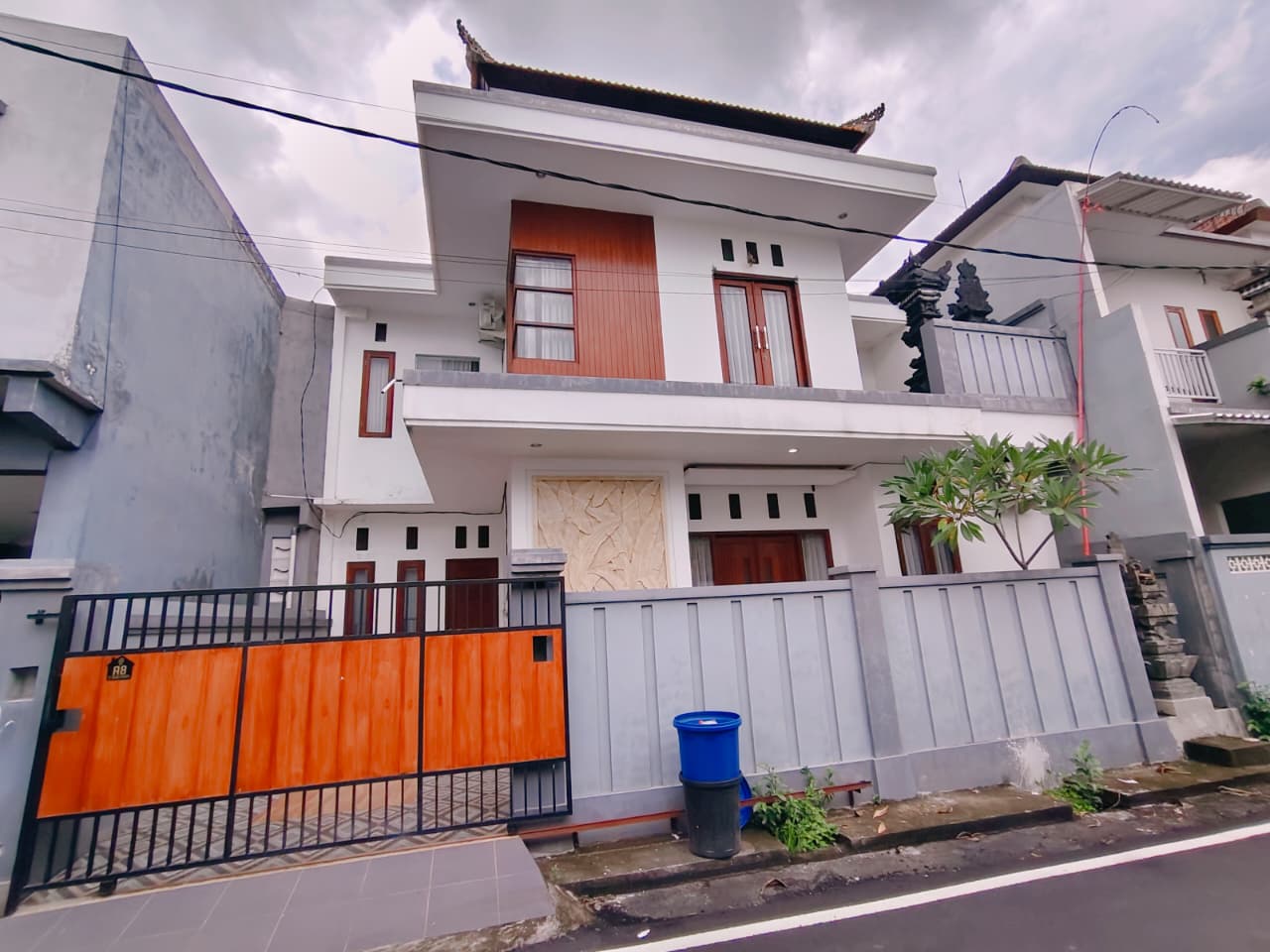 Properti terdaftar untuk dijual atau disewa - Rumah Semi Furnished Strategis Di Gatsu Timur – Nyaman, Luas, Dan Siap Huni