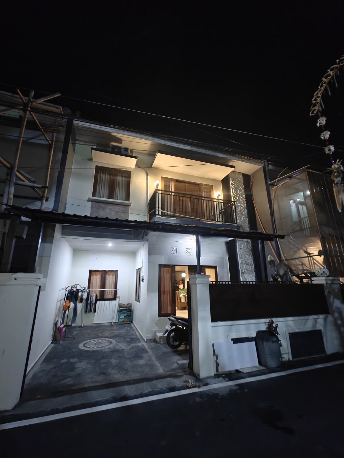 Properti terdaftar untuk dijual atau disewa -  Rumah 2 Lantai Fully Furnished Di Gatsu Timur – Legal Lengkap & Siap Huni