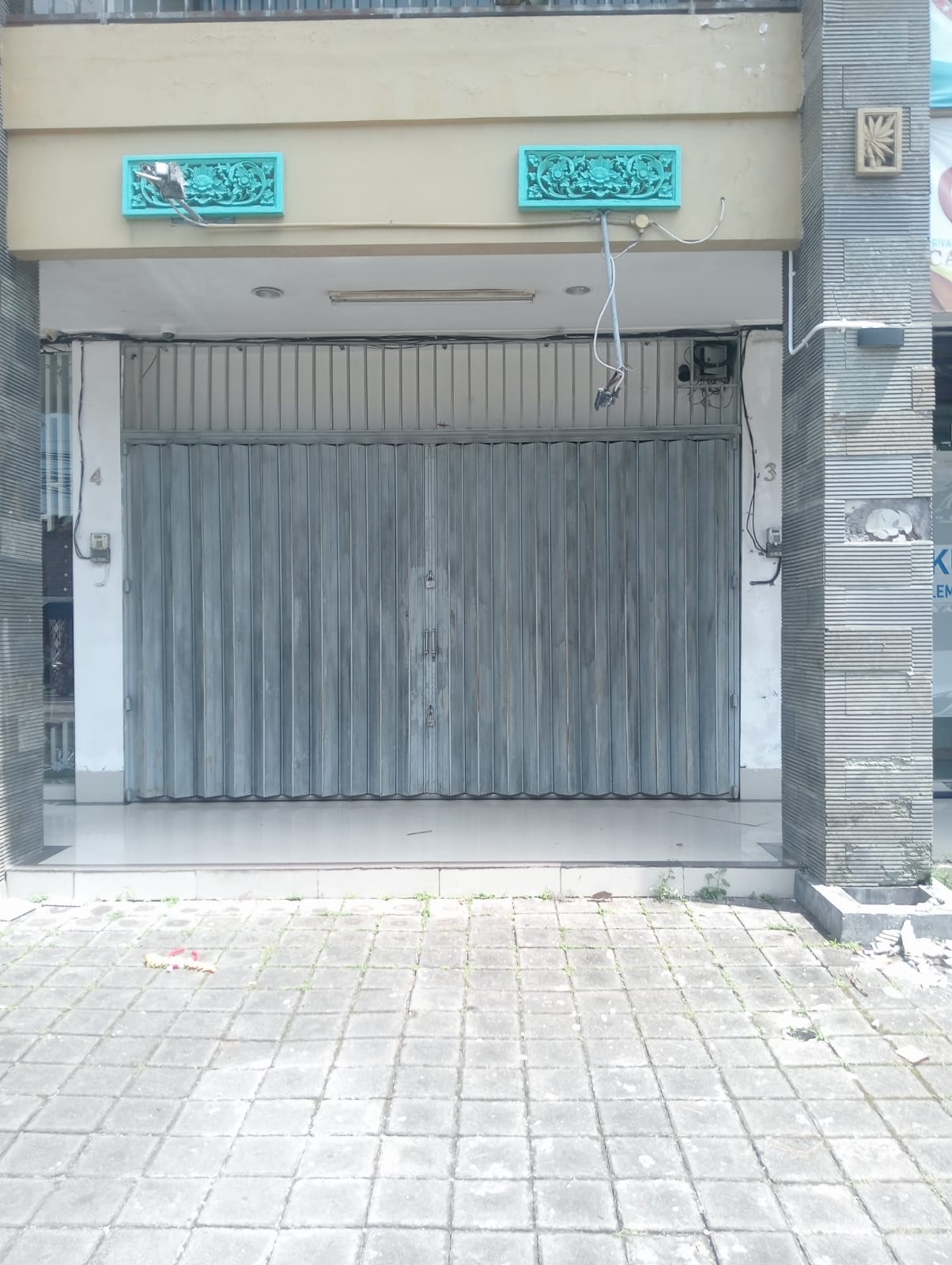 Properti terdaftar untuk dijual atau disewa - Ruko 2 Lantai Strategis Di Kerobokan Jalur Ramai Cocok Untuk Usaha