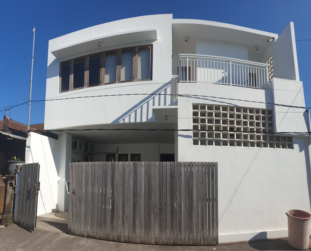 Properti terdaftar untuk dijual atau disewa - Rumah Modern Minimalis Full Furnish Di Taman Griya – Lokasi Strategis, Bangunan Luas, Siap Huni!