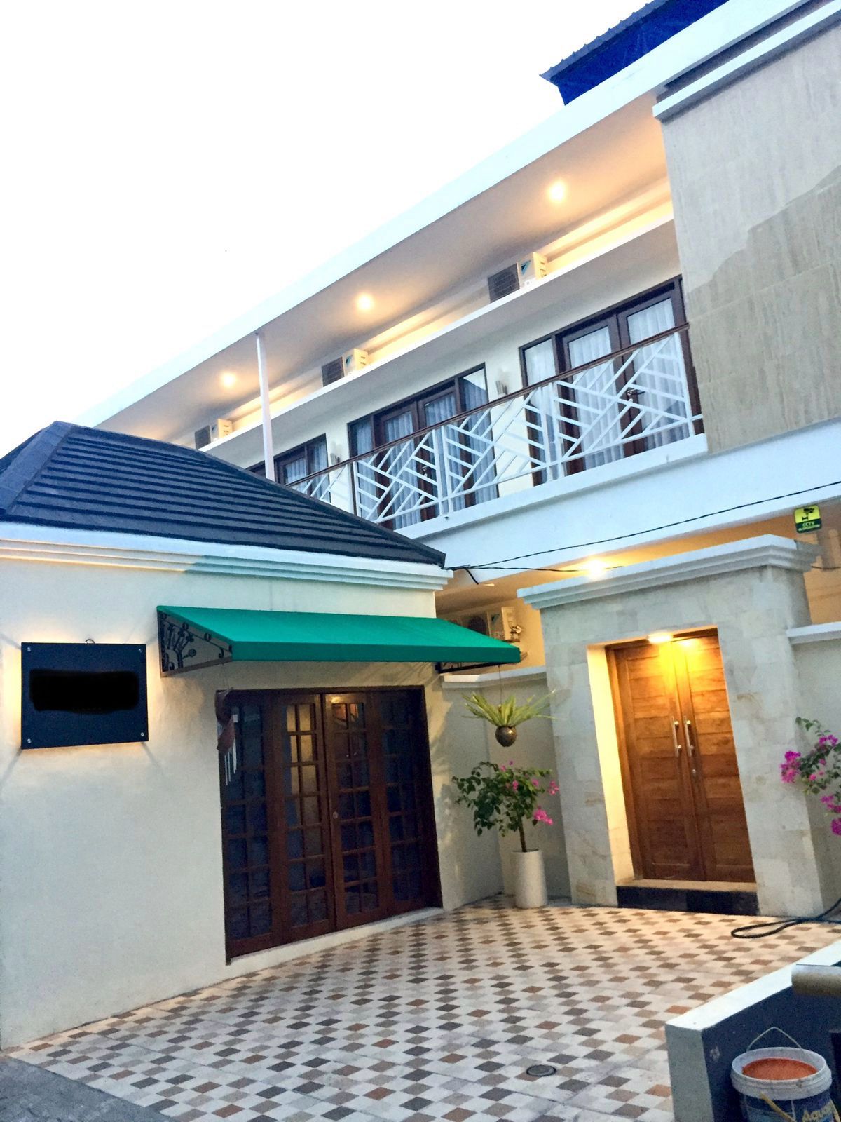 Properti terdaftar untuk dijual atau disewa - Guesthouse Aktif 7 Kamar Di Jalan Raya Semat Canggu Siap Lanjut Usaha Dan Cuan