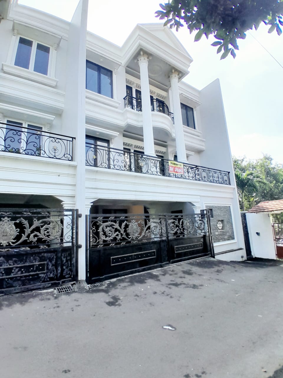 Properti terdaftar untuk dijual atau disewa - Rumah 3 Lantai Siap Huni Di Kebagusan Jakarta Selatan