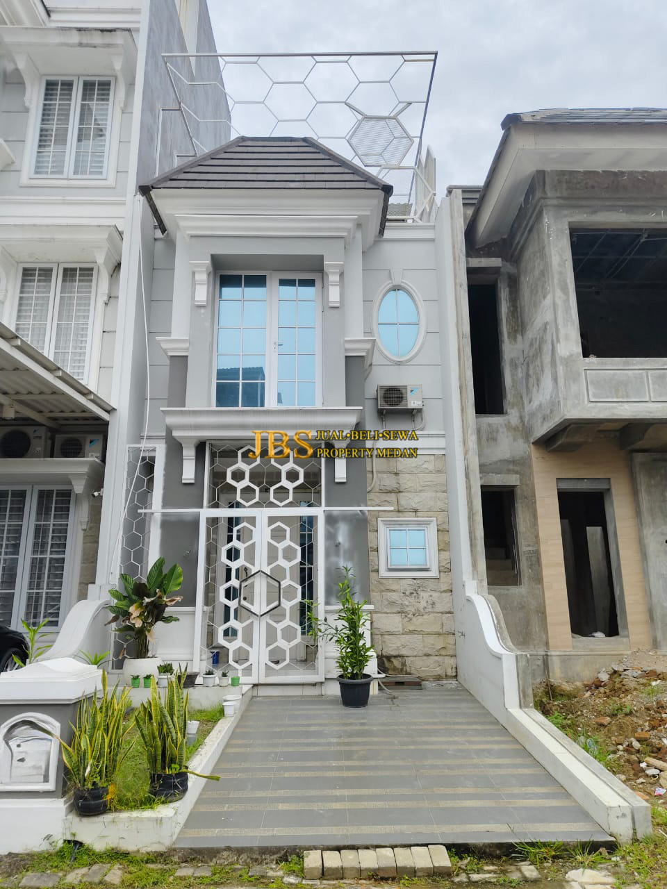 Properti terdaftar untuk dijual atau disewa - Jual Cepat/b.u Rumah Baru Renov Di Komplek Citraland Gama City Cluster Pasadena