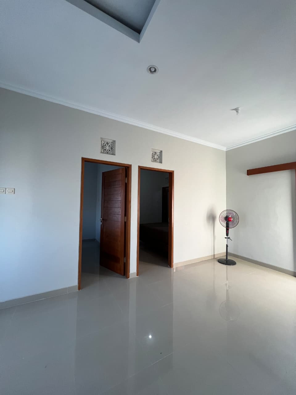 Properti terdaftar untuk dijual atau disewa - Hunian Strategis Semi Furnished Dengan Rooftop Di Ketewel Gianyar