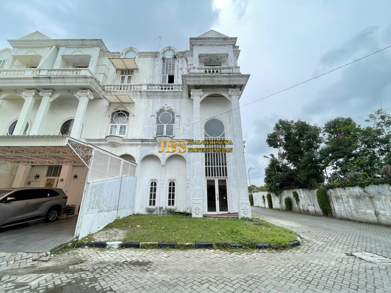 Properti terdaftar untuk dijual atau disewa - Jual Villa Hook Kondisi Kosong Di Komplek Taman Anggrek Jalan T. Amir Hamzah