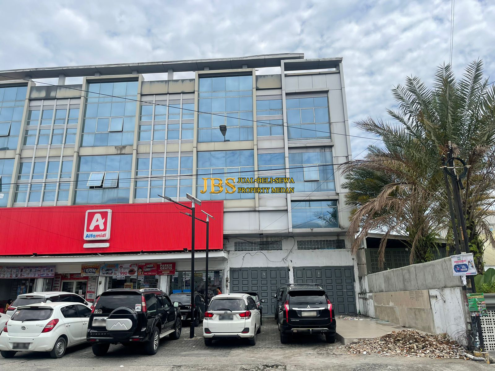 Properti terdaftar untuk dijual atau disewa - Dijual Ruko 3,5 Tingkat Di Jalan Darussalam (dekat Jl. Gatot Subroto)
