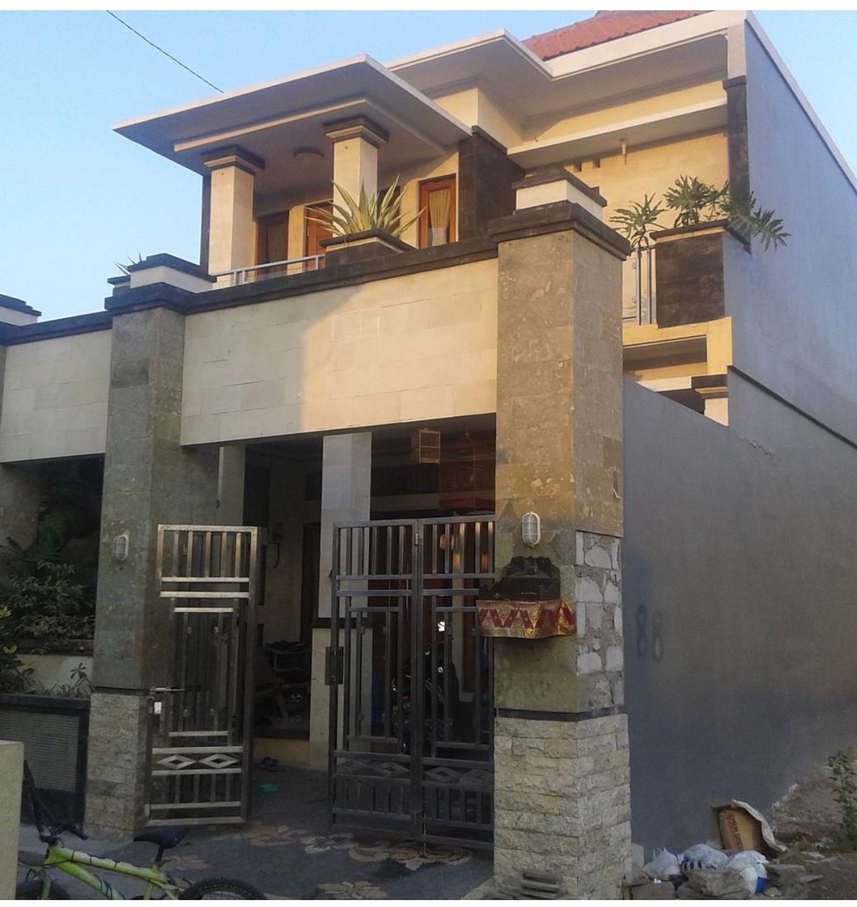 Properti terdaftar untuk dijual atau disewa - Rumah Lantai 2 Siap Huni Di Muding Tengah Kerobokan 