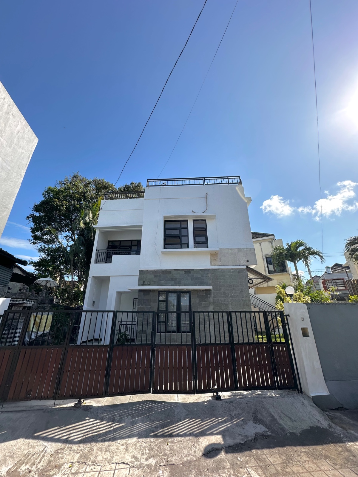 Properti terdaftar untuk dijual atau disewa - Rumah Semi Furnished Siap Huni Di Taman Griya Jimbaran 