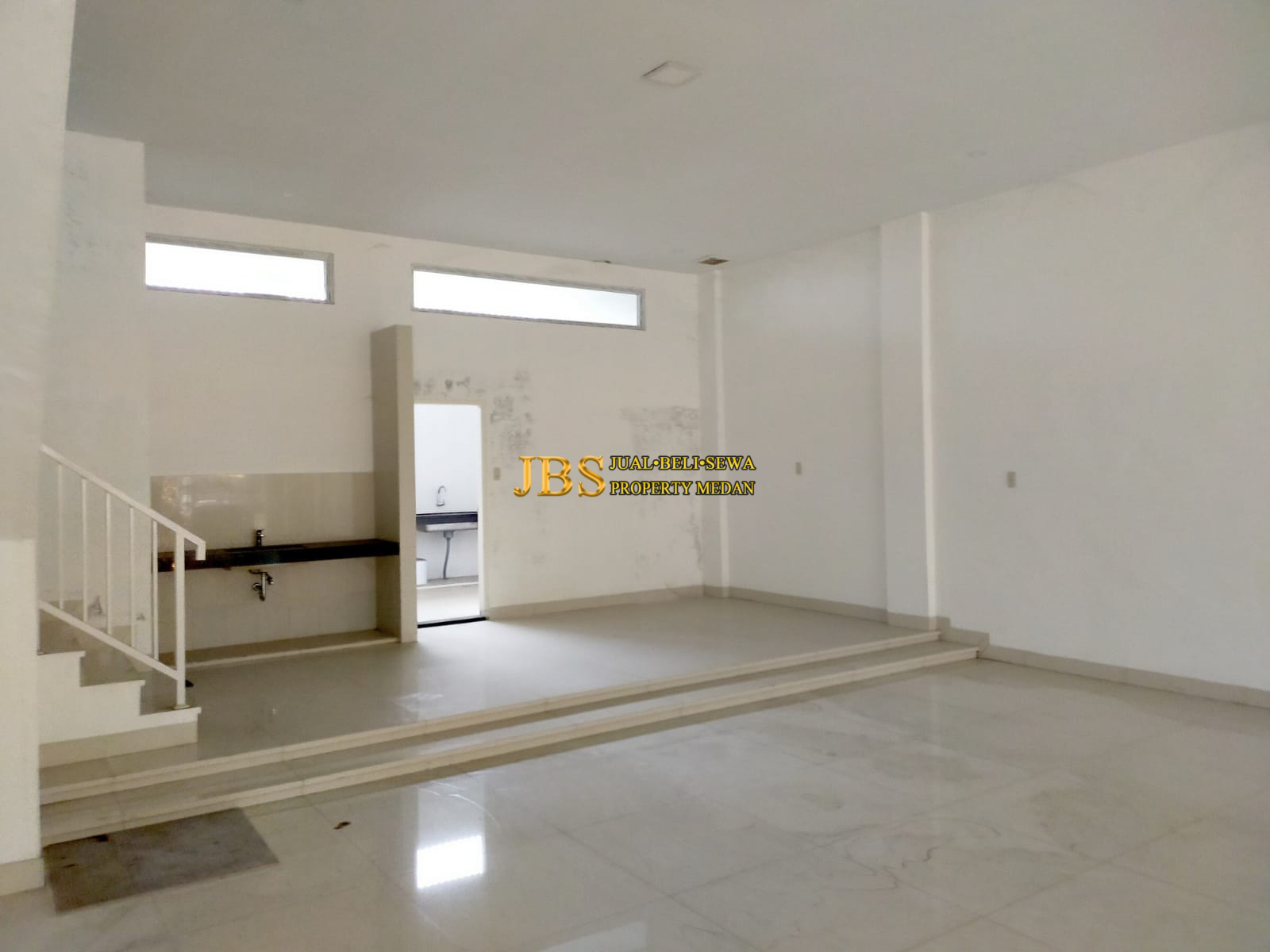 Properti terdaftar untuk dijual atau disewa - Dijual Ruko Gandeng 3,5 Tingkat Di Komplek Cbd Polonia - Medan