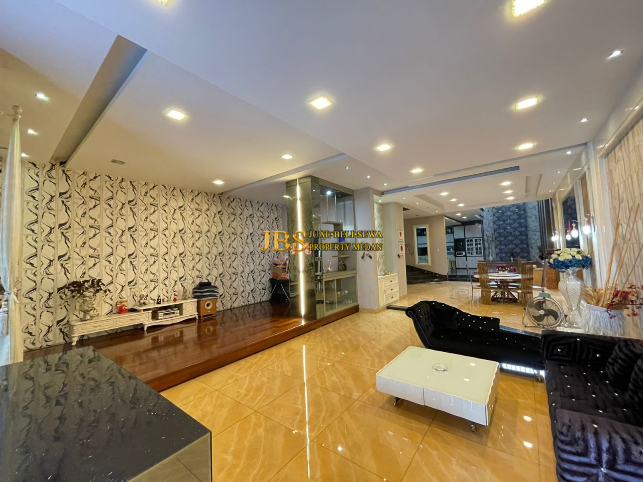Properti terdaftar untuk dijual atau disewa - Dijual Rumah Lux 3,5 Tingkat Di Komplek Jati Residence (row Boulevard)