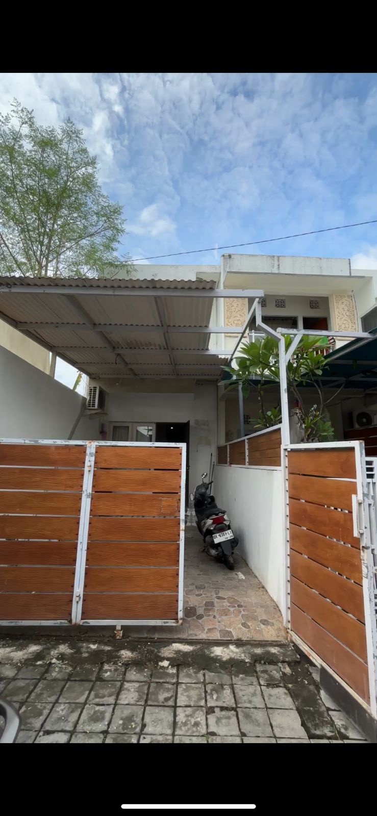 Properti terdaftar untuk dijual atau disewa - Rumah Modern Strategis Dekat Living World