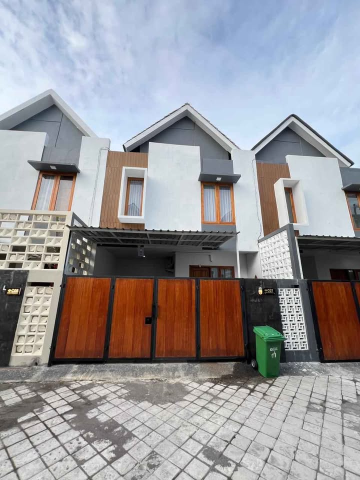 Properti terdaftar untuk dijual atau disewa - Disewakan Rumah 2 Lantai Furnished Denpasar Barat – 3 Kt, One Gate System