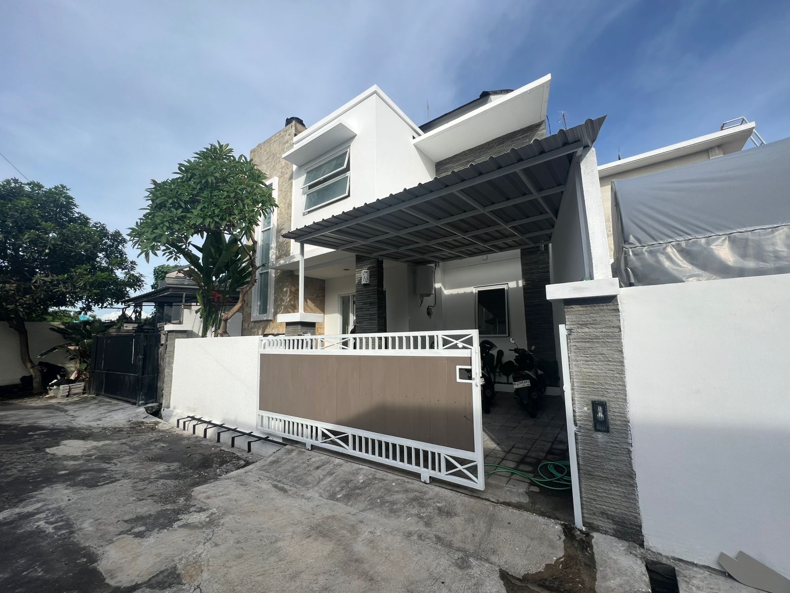 Properti terdaftar untuk dijual atau disewa - Rumah 2 Lantai Siap Huni Dekat Pantai Padang Galak Sanur 