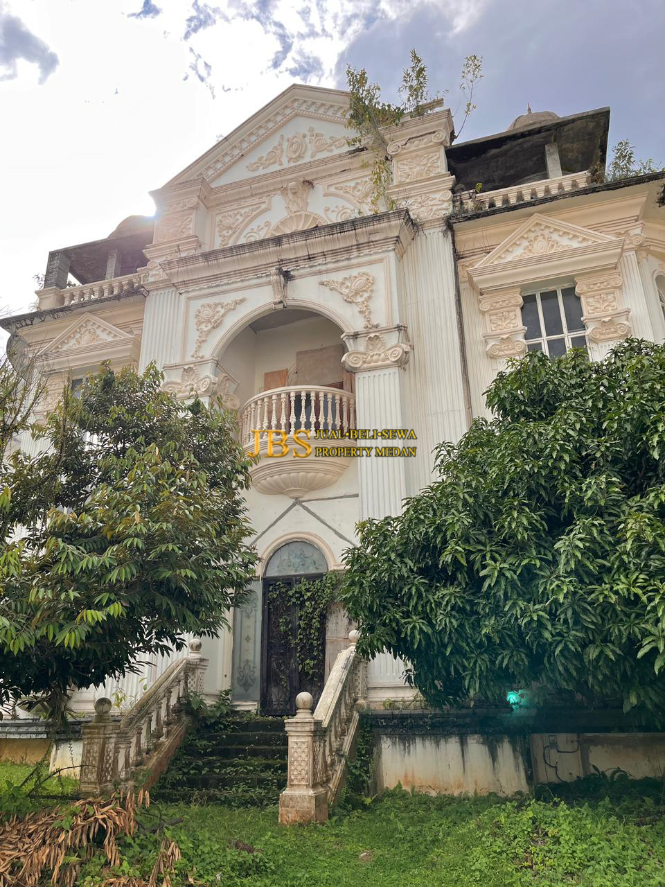 Properti terdaftar untuk dijual atau disewa - Jual Rumah 2,5 Tingkat Di Komplek Royal Sumatera Cluster Royal Golf Mansion - Medan