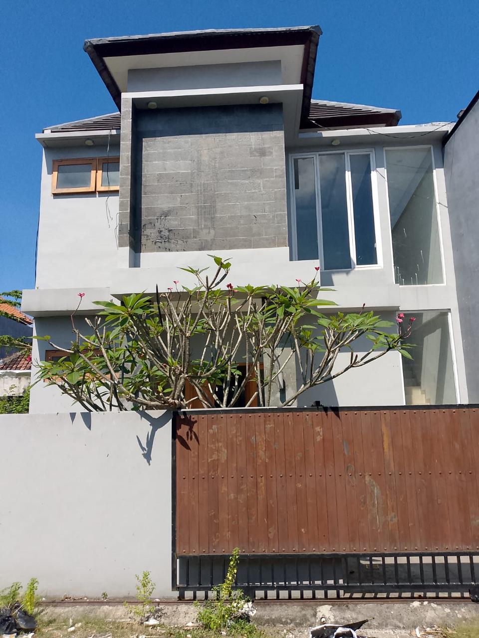 Properti terdaftar untuk dijual atau disewa - Rumah 2 Lantai Siap Huni Lokasi Strategis 