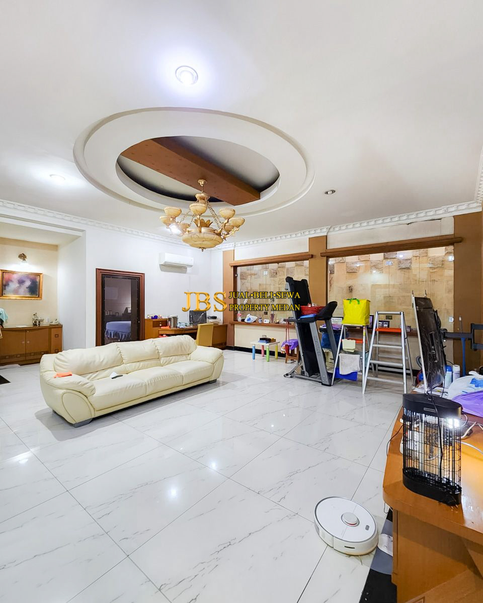 Properti terdaftar untuk dijual atau disewa - Dijual Villa Di Komplek Grand Polonia (row Boulevard) Jalan Perhubungan Udara - Medan