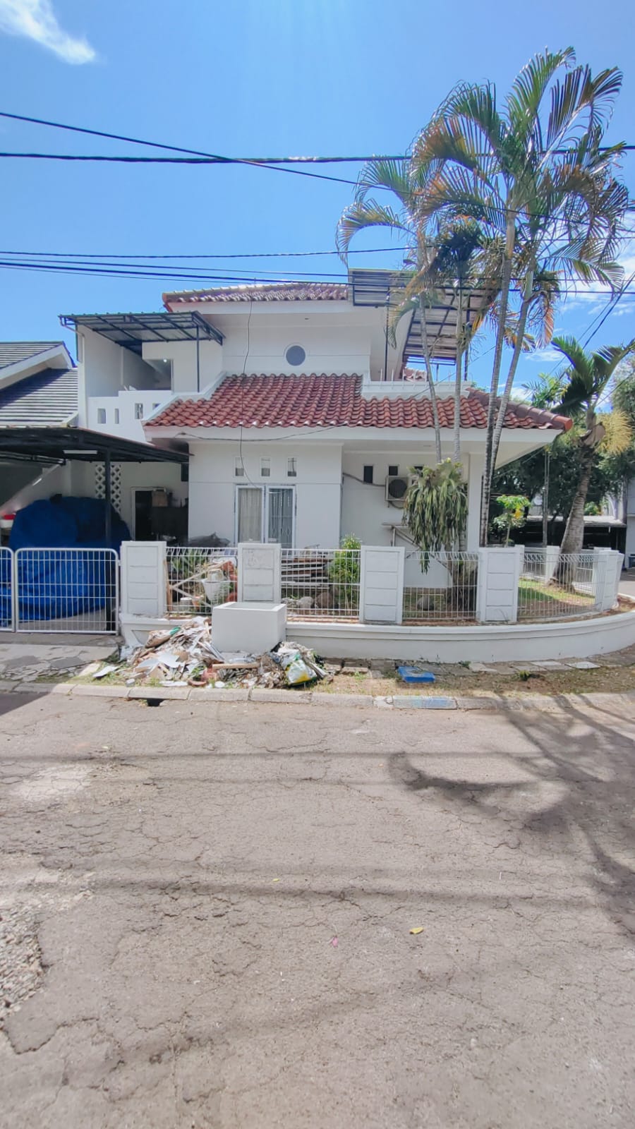 Properti terdaftar untuk dijual atau disewa - Rumah Second Layak Huni Posisi Hook Dalam Komplek Nusaloka Bsd Tangsel