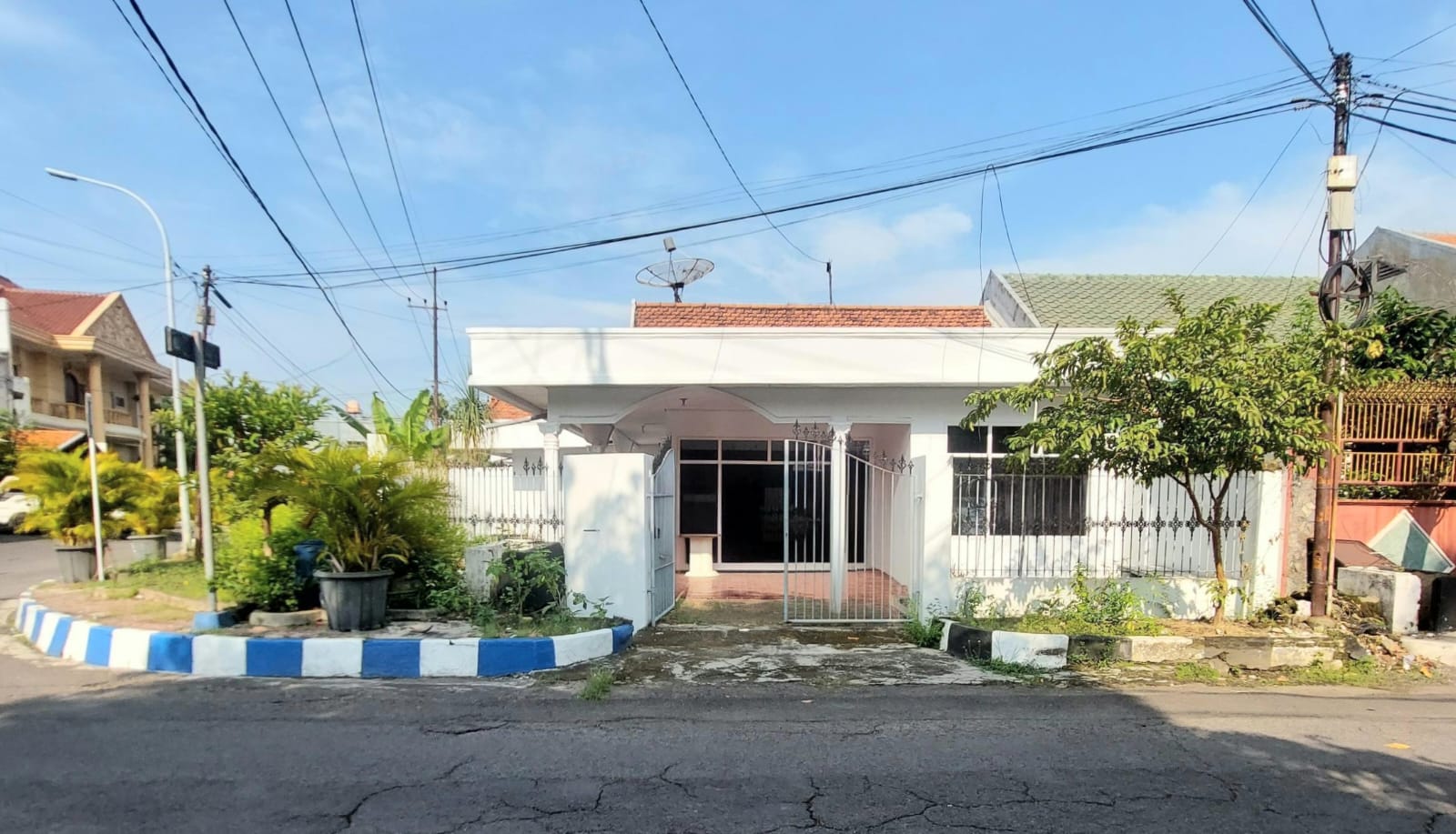 Properti terdaftar untuk dijual atau disewa - Dijual Rumah Butuh Minim Renovasi Di Jemur Andayani, Surabaya