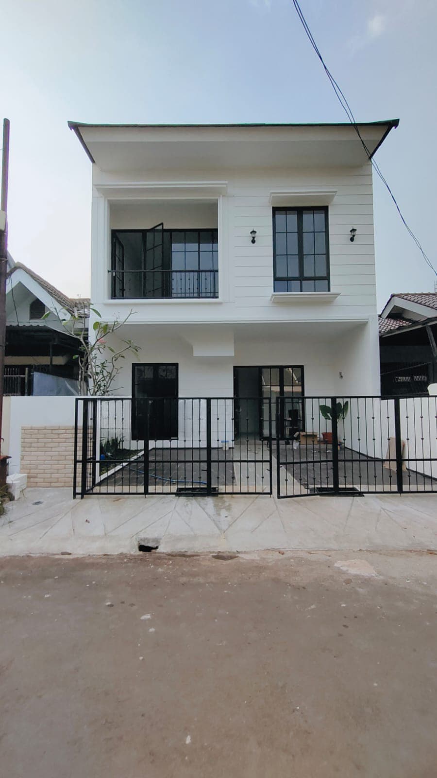 Properti terdaftar untuk dijual atau disewa - Rumah Baru Siap Huni Model Klasik Modern Di Nusaloka Bsd 