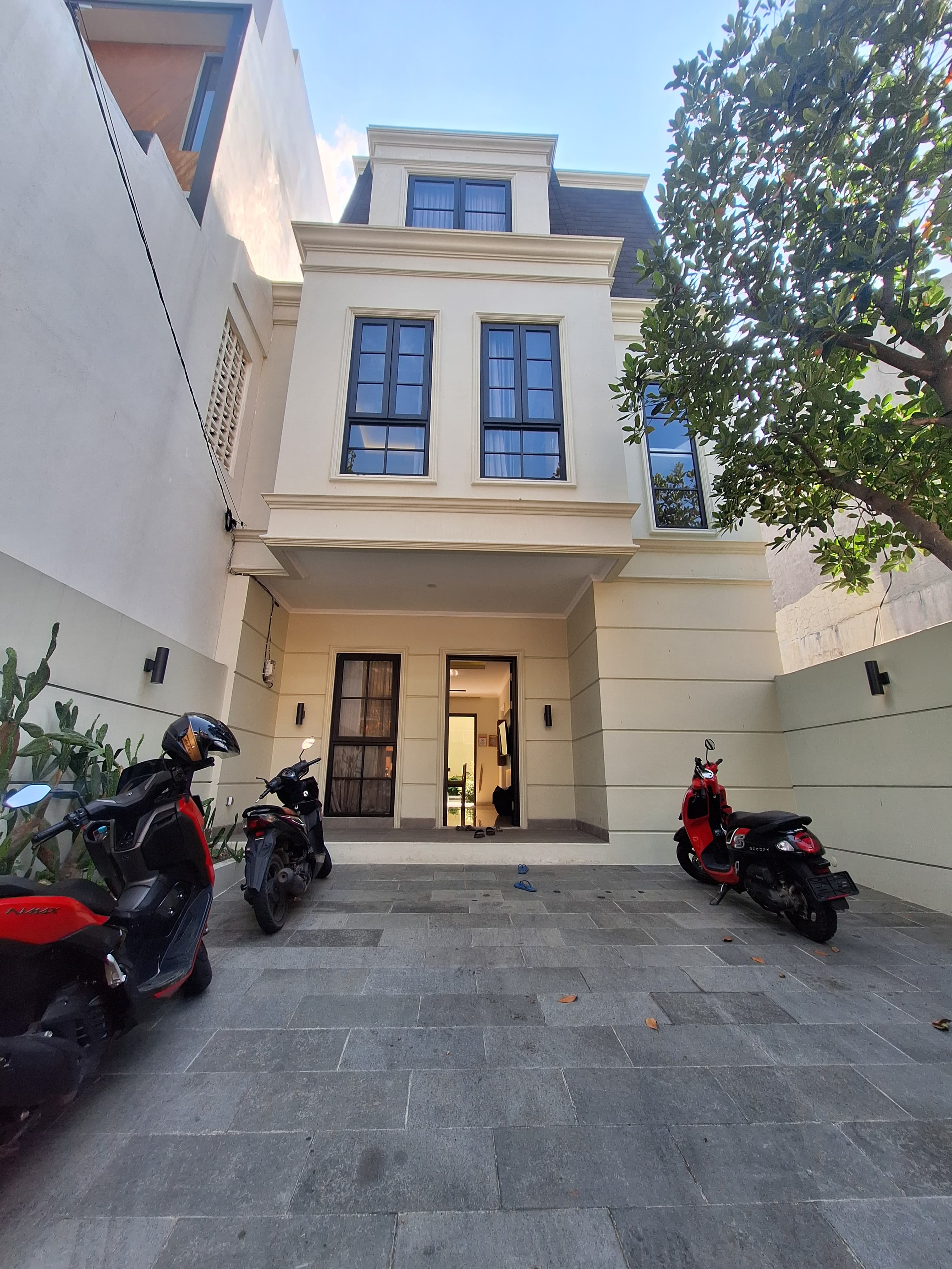 Properti terdaftar untuk dijual atau disewa - Rumah Baru Konsep Klasik Private Pool Di Cempaka Putih Jakpus 