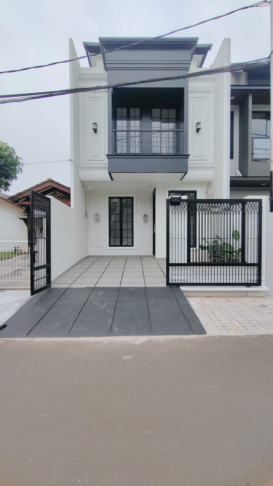 Properti terdaftar untuk dijual atau disewa - Rumah Baru Siap Huni Model Klasik Di Griyaloka Bsd 