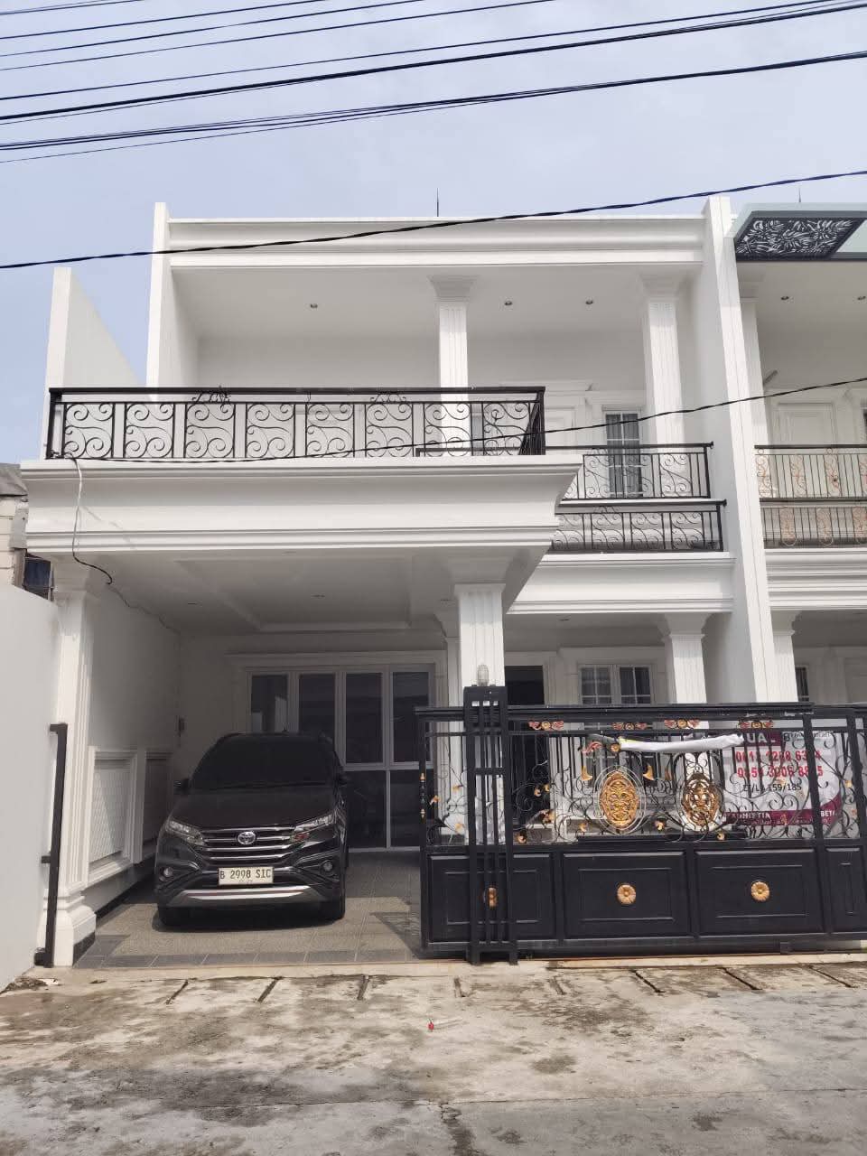 Properti terdaftar untuk dijual atau disewa - Rumah Mewah American Classic Dalam Cluster Di Kembangan Meruya Jakbar