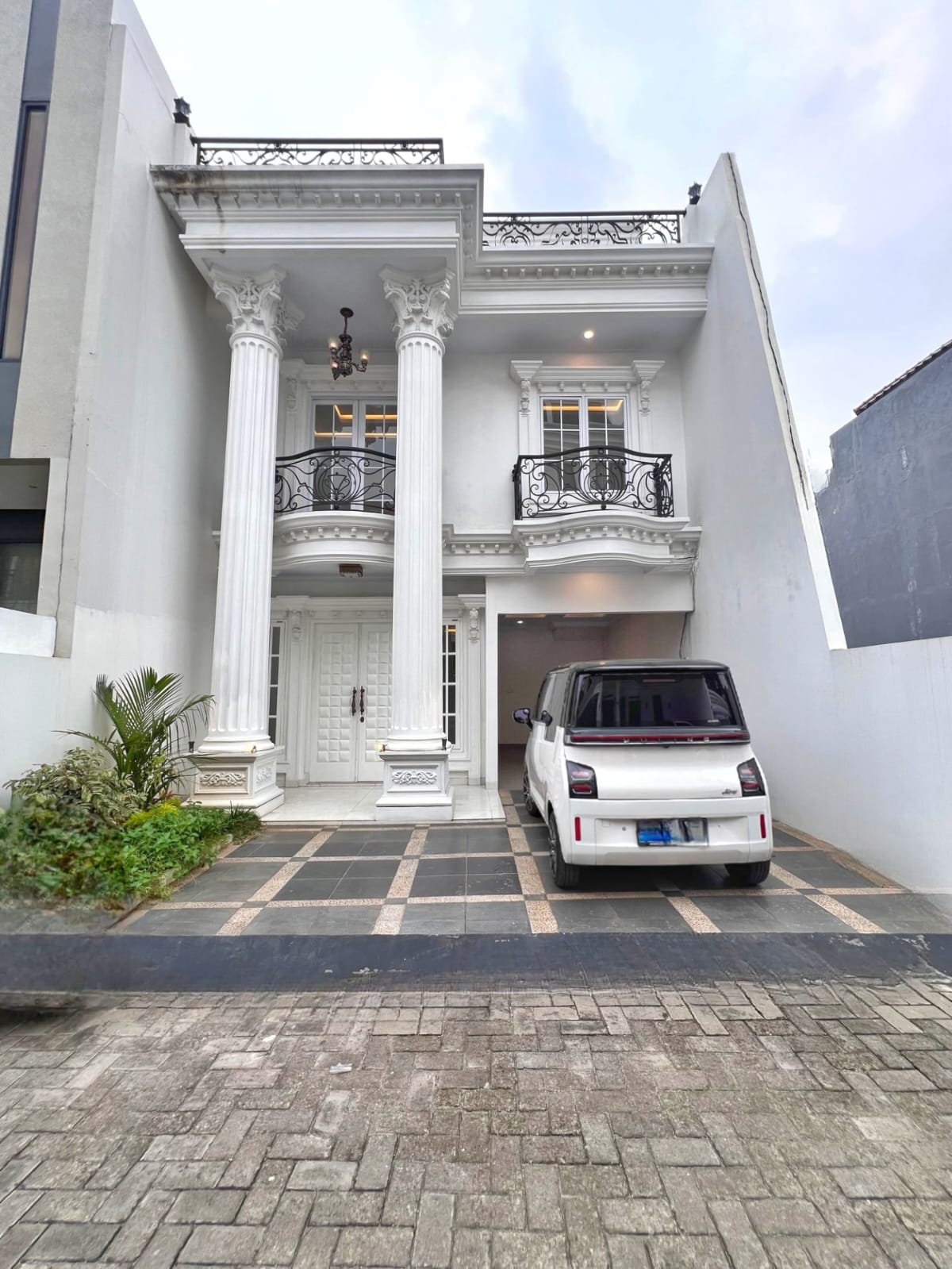 Properti terdaftar untuk dijual atau disewa - Rumah Mewah American Classic Di Kahfi1 Jagakarsa Jaksel 