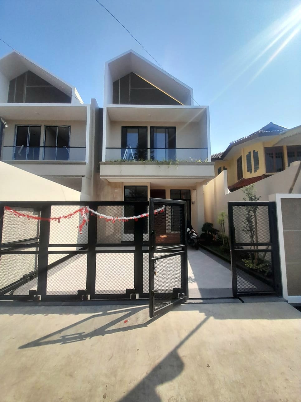 Properti terdaftar untuk dijual atau disewa - Rumah Baru Siap Huni Dalam Komplek Di Jatibening Bekasi 