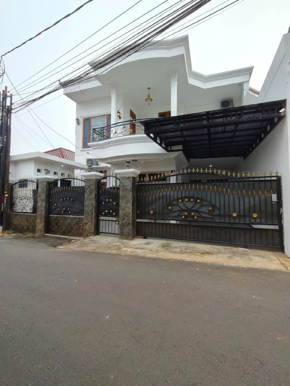 Properti terdaftar untuk dijual atau disewa - Rumah 2 Lantai Second Terawat Di Ciracas Jaktim 