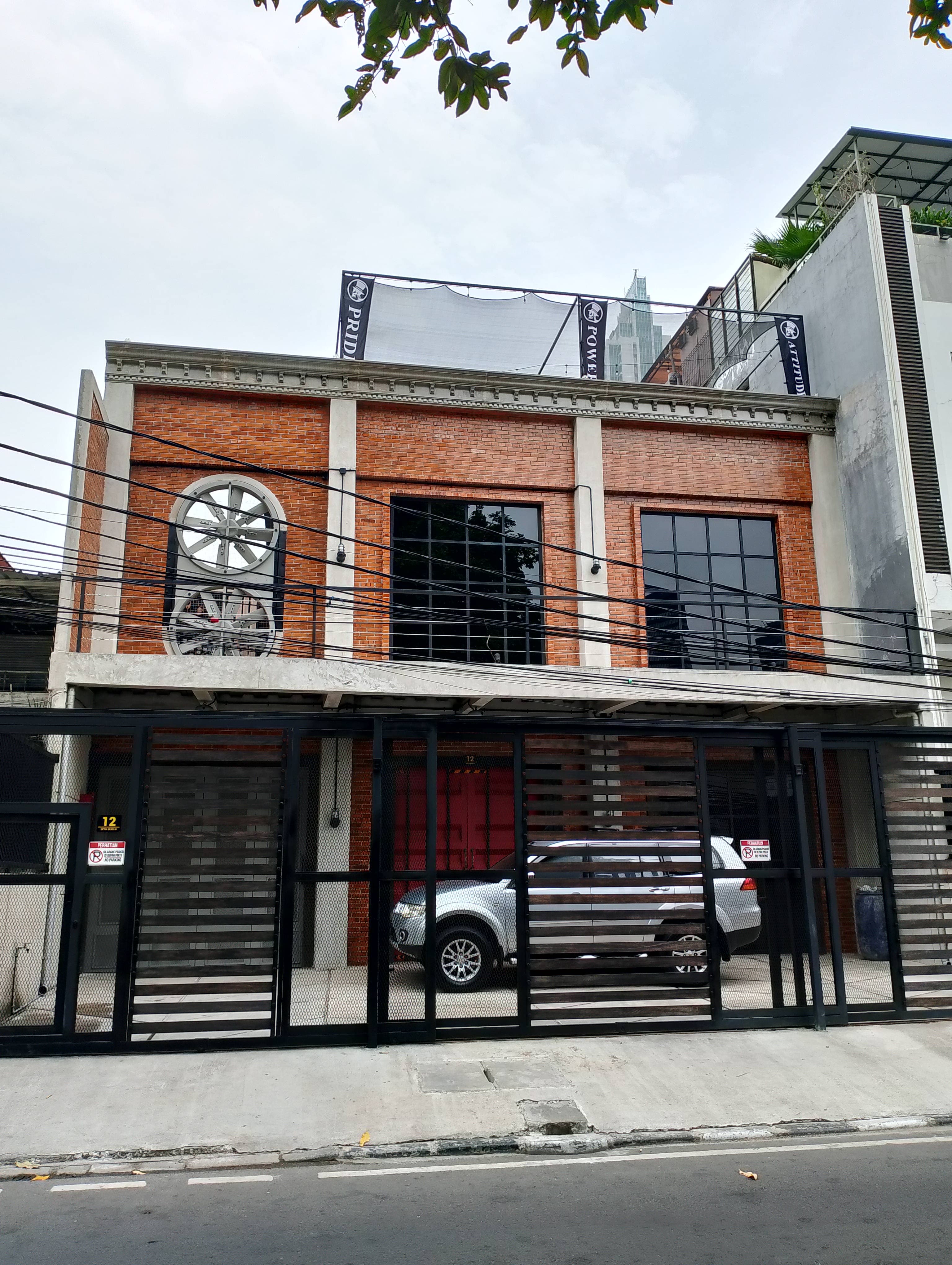 Properti terdaftar untuk dijual atau disewa - Rumah Konsep Industrial Dikawasan Elite Setia Budi Jaksel