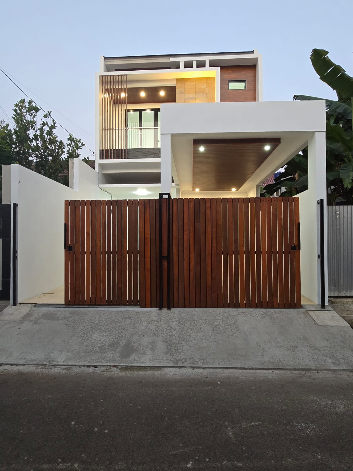 Properti terdaftar untuk dijual atau disewa - Rumah Modern Minimalis Dalam Komplek Halaman Luas Di Duren Sawit Jaktim 