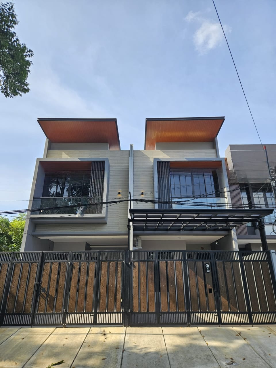 Properti terdaftar untuk dijual atau disewa - Rumah Baru Model Industrial Dalam Komplek Kav Dki Meruya Selatan Jakbar 
