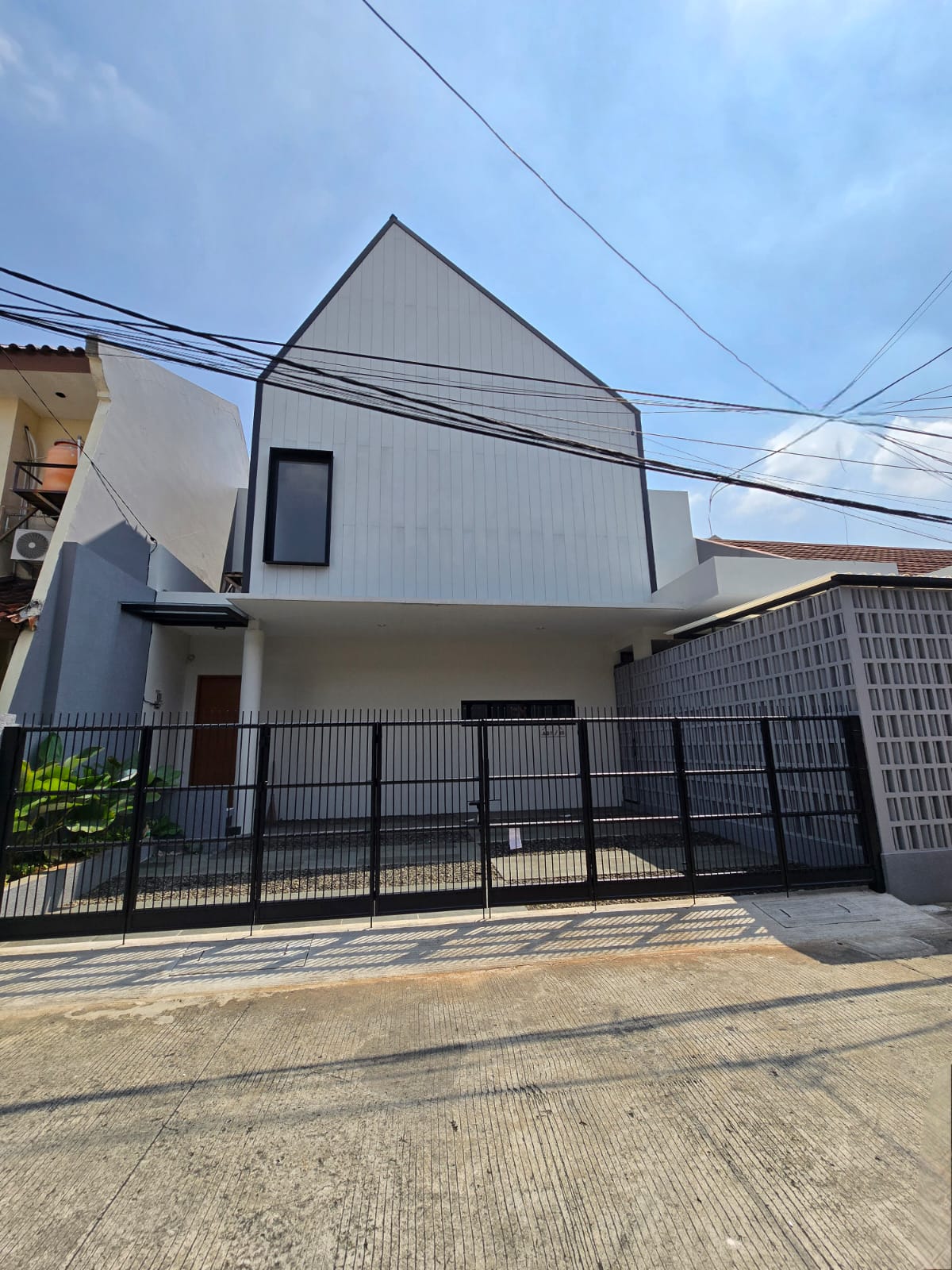 Properti terdaftar untuk dijual atau disewa - Rumah Design Modern Dalam Komplek Area Duren Sawit Jaktim 
