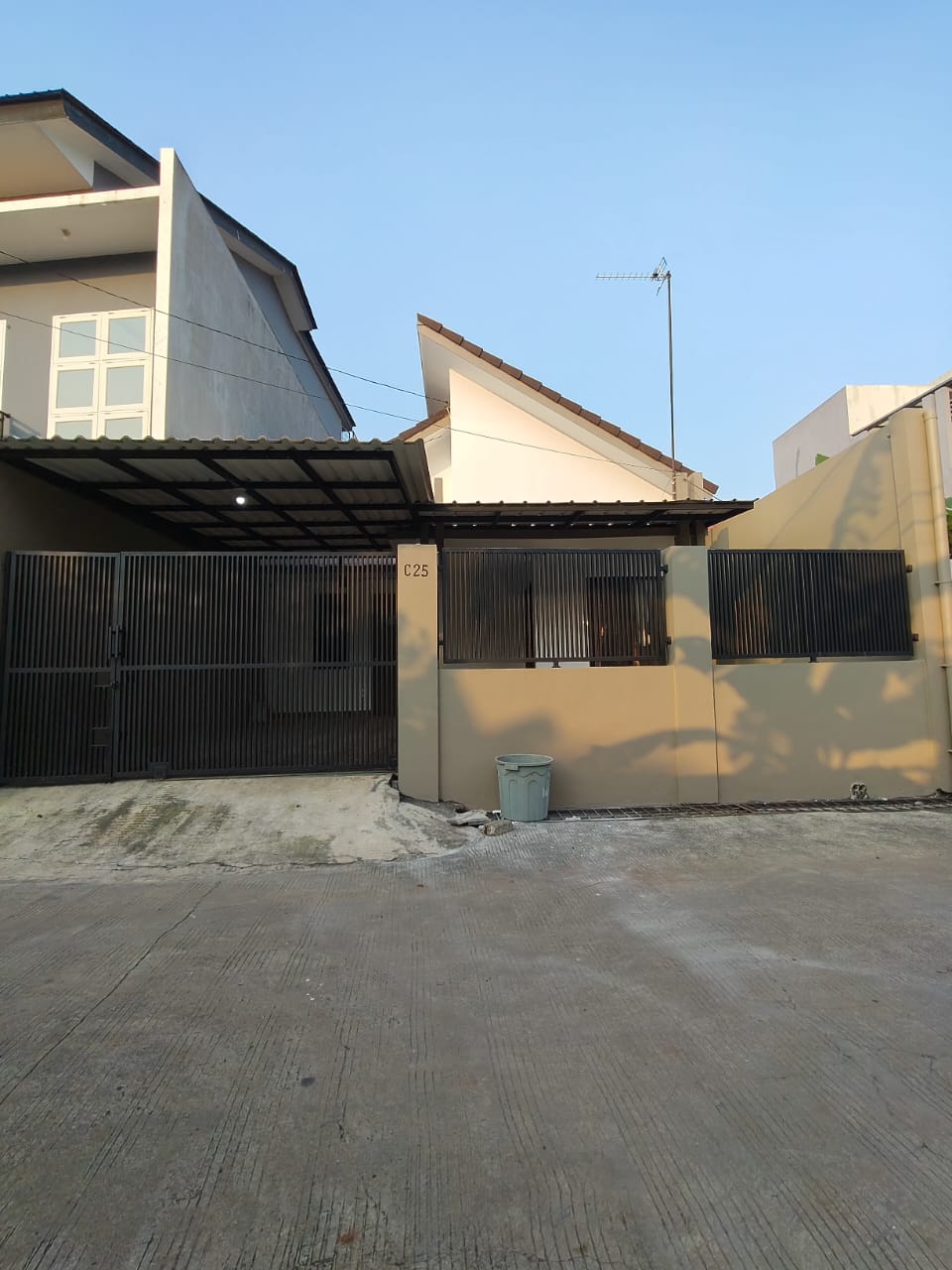 Properti terdaftar untuk dijual atau disewa - Rumah 1 Lantai Secondary Bagus Kokoh Di Cipayung Jaktim 
