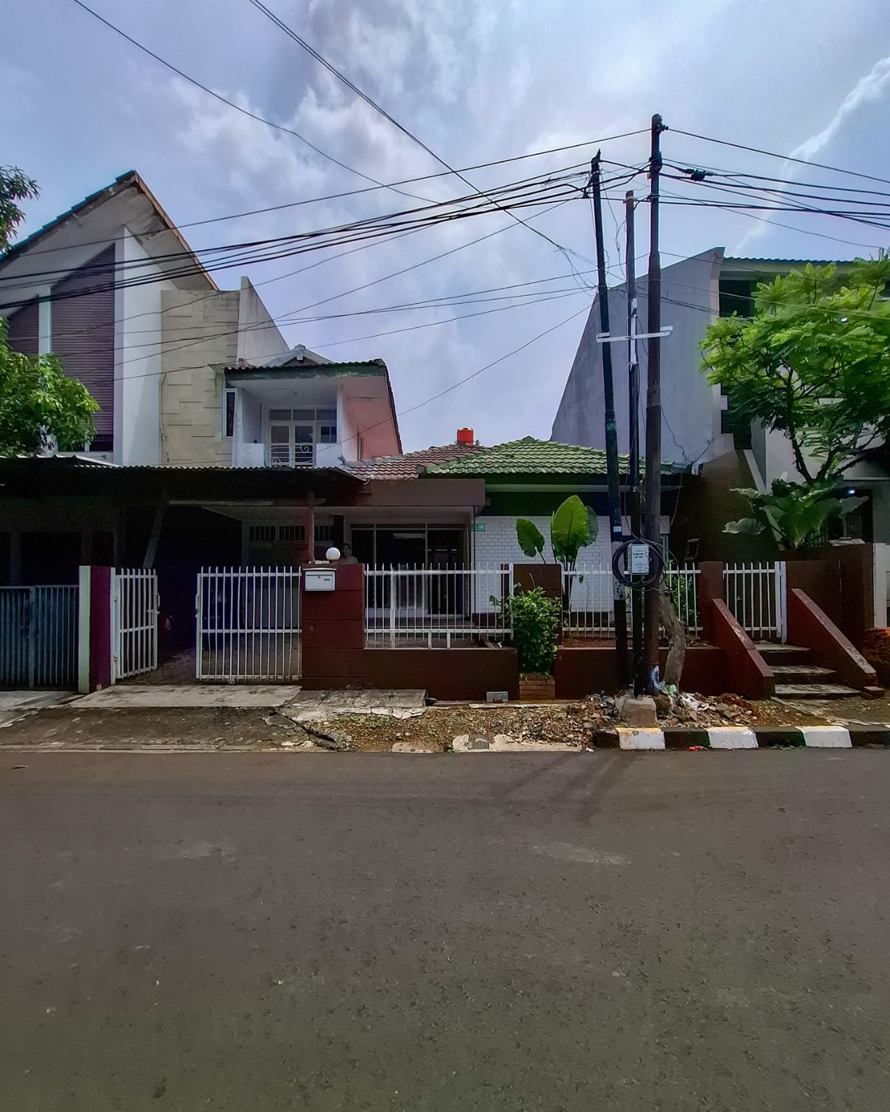 Properti terdaftar untuk dijual atau disewa - Rumah Lama Dalam Komplek Besar Di Mampang Prapatan 