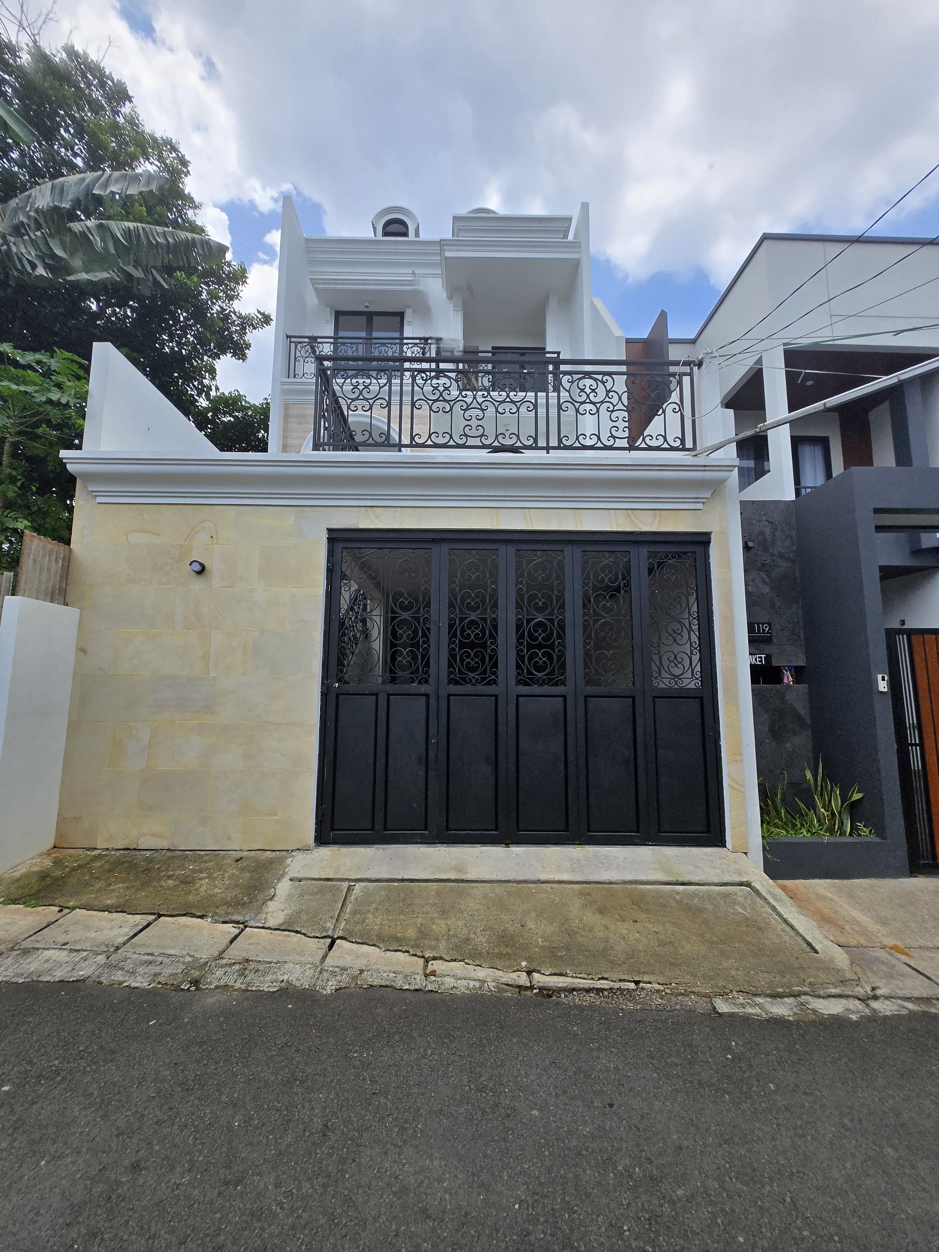 Properti terdaftar untuk dijual atau disewa - Rumah American Classic Plus Private Pool Di Jagakarsa Jaksel 