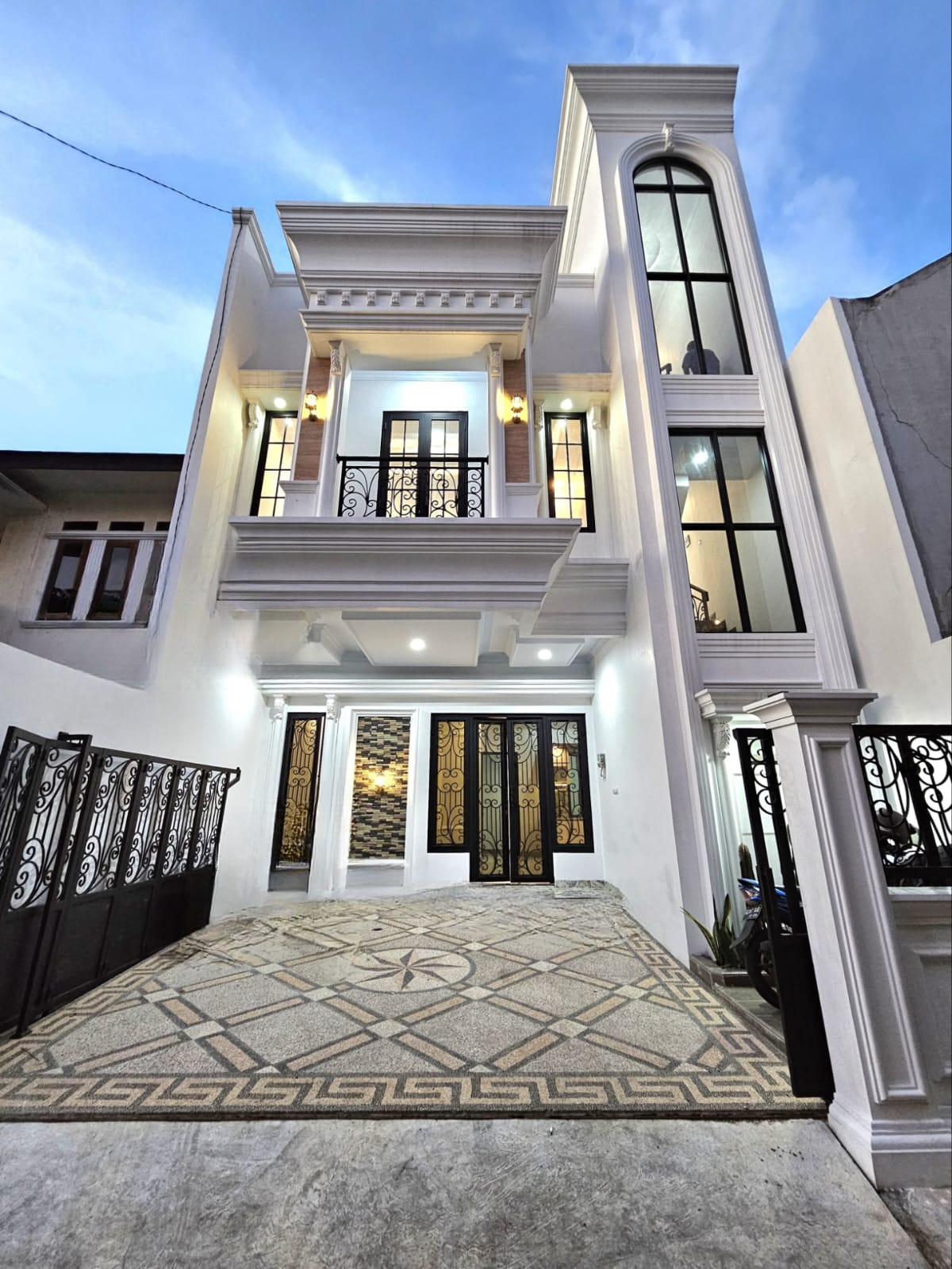 Properti terdaftar untuk dijual atau disewa - Rumah American Classic Single House Di Jagakarsa Jaksel 