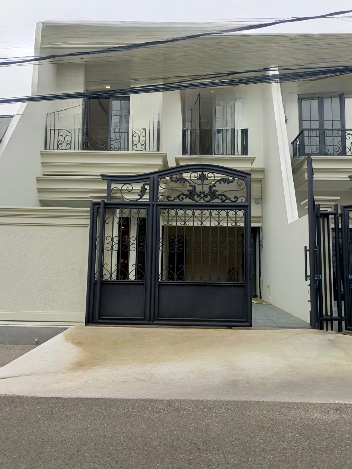 Properti terdaftar untuk dijual atau disewa - Rumah Baru American Classic Dalam Komplek Besar Di Joglo Jakbar 