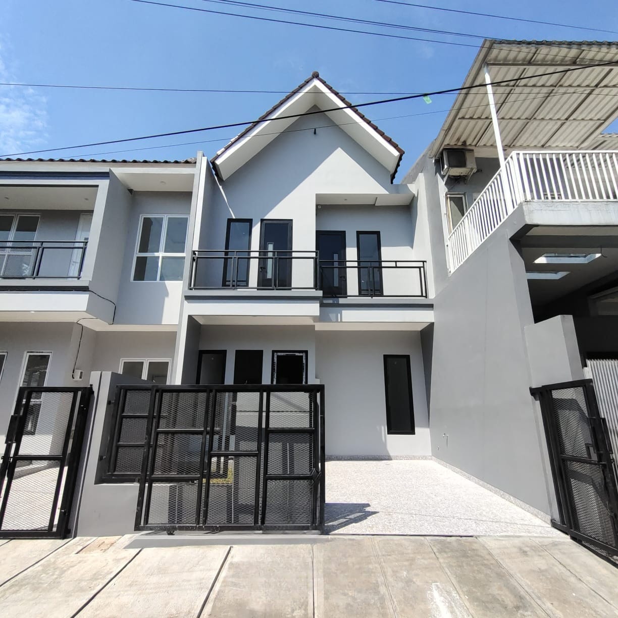 Properti terdaftar untuk dijual atau disewa - Rumah Baru Lokasi Strategis Di Kencana Loka Bsd 