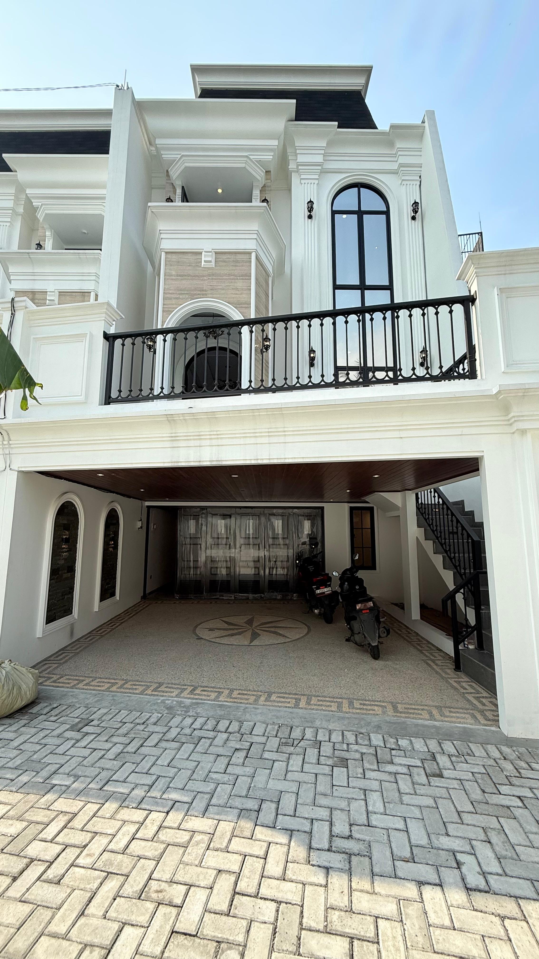 Properti terdaftar untuk dijual atau disewa - Rumah Modern Klasik 3 Lantai Di Jagakarsa Jaksel 