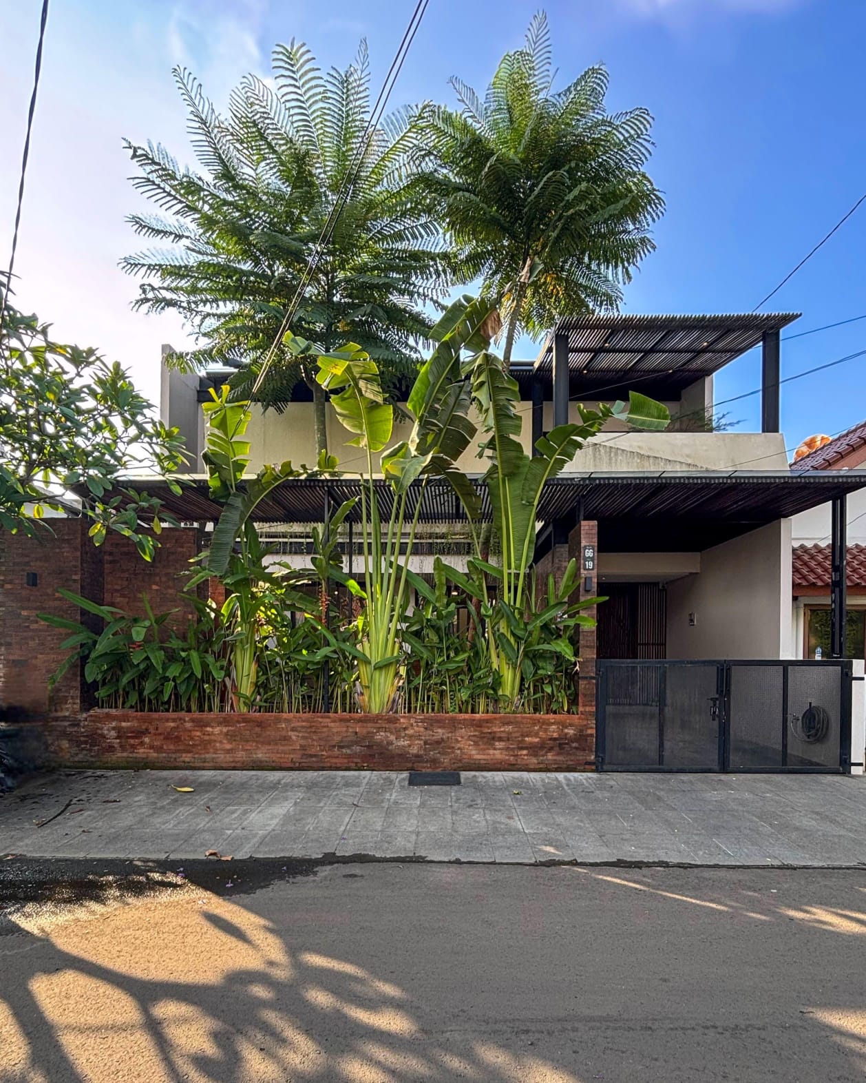 Properti terdaftar untuk dijual atau disewa - Rumah Modern Tropical Dalam Komplek Di Bintaro Jaksel
